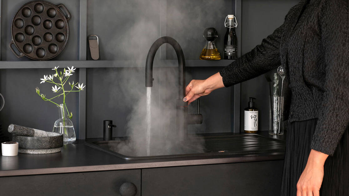 Moderner Wasserhahn Quooker in schwarz