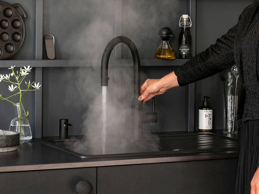 Moderner Wasserhahn Quooker in schwarz