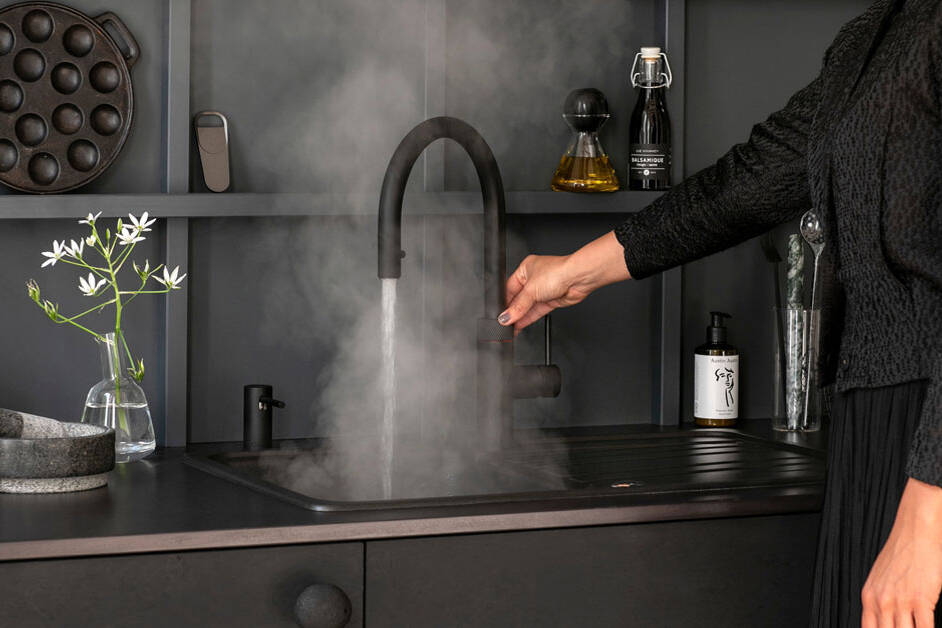 Moderner Wasserhahn Quooker in schwarz