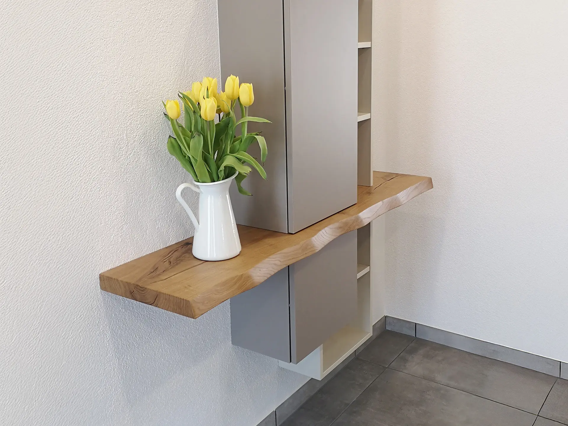 Detailaufnahme eines Kastens mit Naturholz